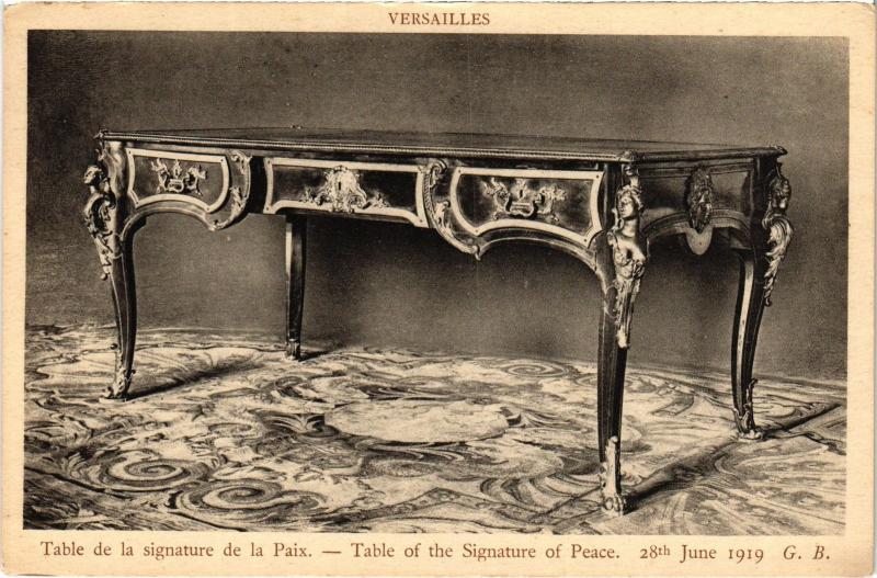 Carte postale ancienne Versailles Table de la signature de la Paix France à Versailles