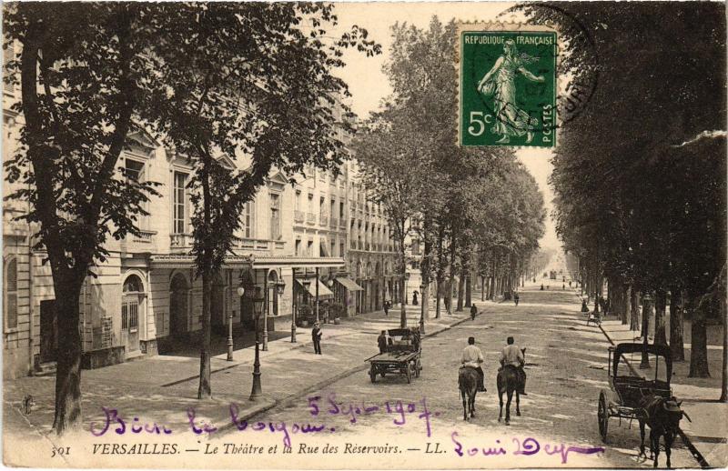 Carte postale ancienne Versailles Le Theatre et la Rue des Reservoirs France à Versailles