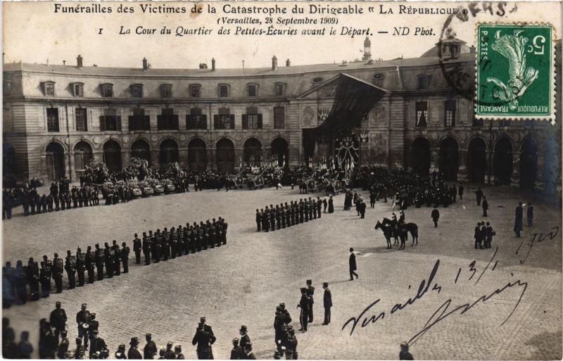 Carte postale ancienne Versailles La Cour du Quartier France à Versailles