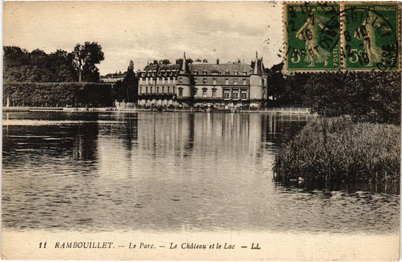 Carte postale ancienne Rambouillet Le Parc, Le Chateau et le Lac France à Rambouillet