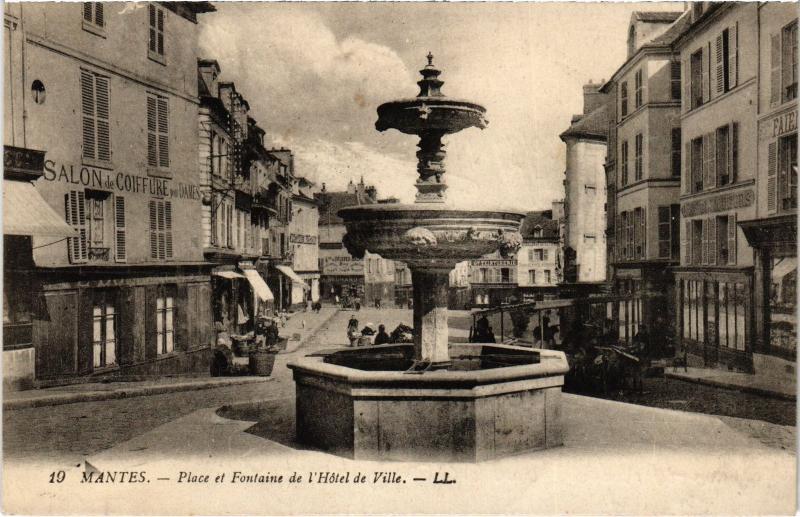 Carte postale ancienne Mantes Place et Fontaine de l'Hotel de Ville France