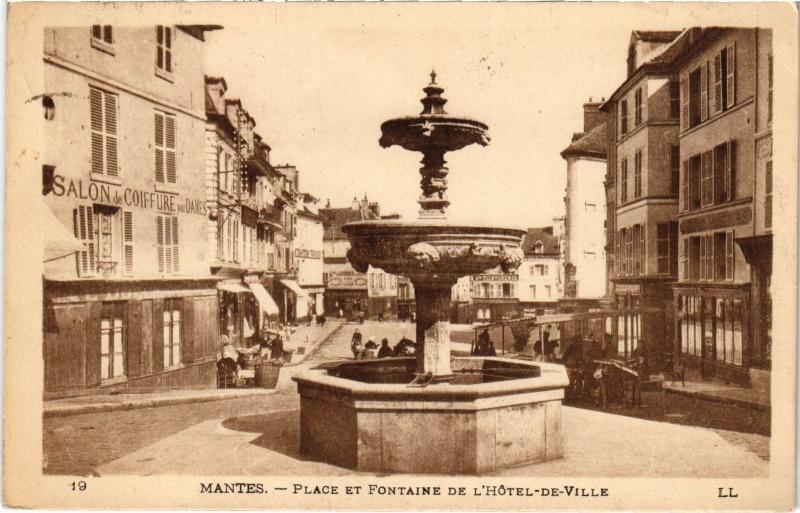 Carte postale ancienne Mantes PLace et Fontaine de l'Hotel de Ville France