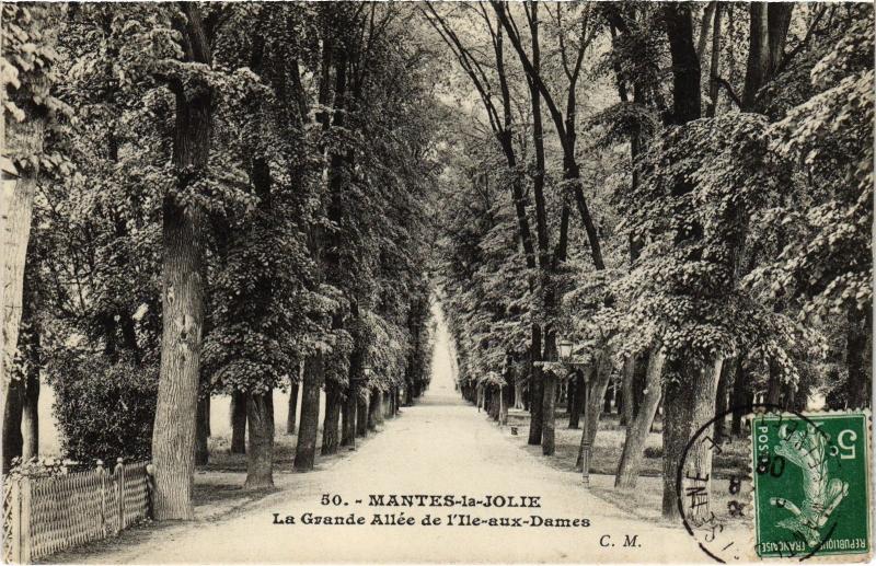 Carte postale ancienne Mantes la Jolie La Grande Allee de l'Ile aux Dames France à Mantes-la-Jolie