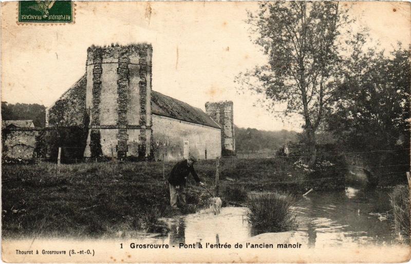 Carte postale ancienne Grosrouvre Pont a l'entree de l'ancien manoir France à Grosrouvre
