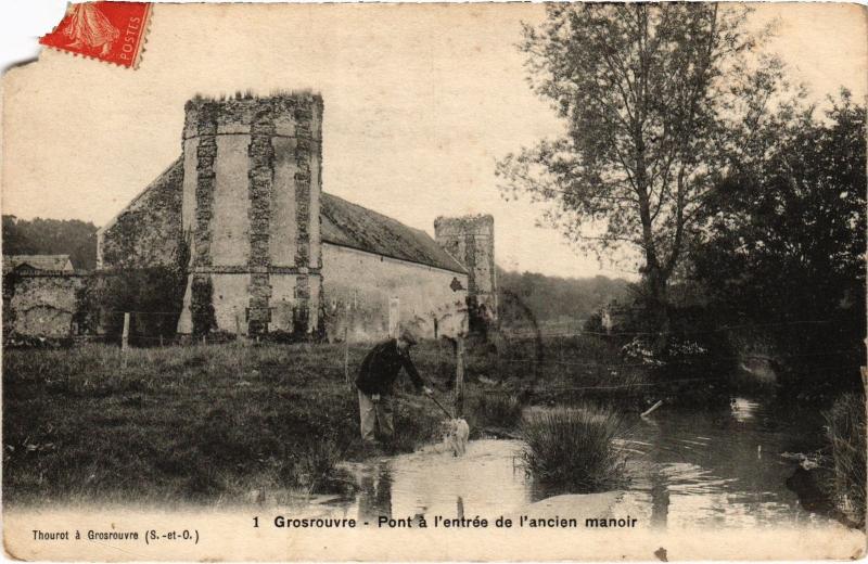 Carte postale ancienne Grosrouvre Pont a l'entree de l'ancien manoir France à Grosrouvre