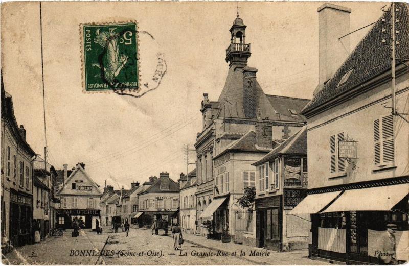 Carte postale ancienne Bonnieres La Grande Rue et la Mairie France