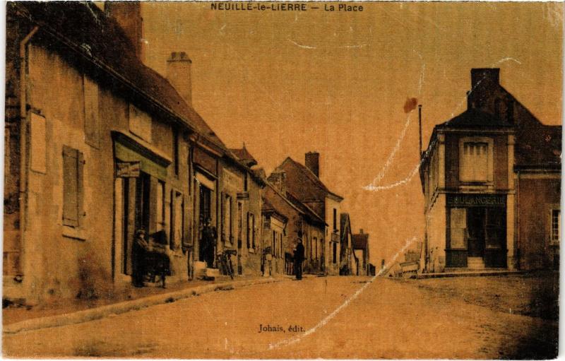 Carte postale ancienne Neuille le Lierre La Place France à Neuil