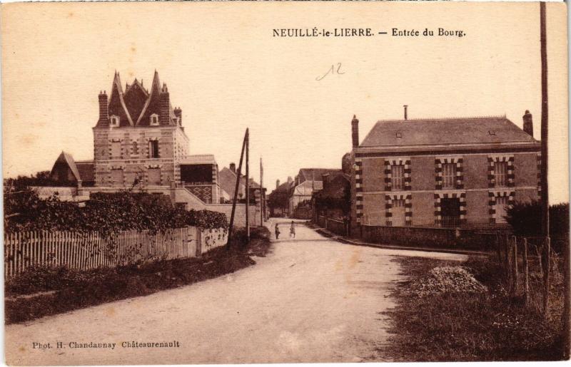Carte postale ancienne Neuille le Lierre Entree du Bourg France à Neuil
