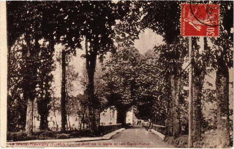 Carte postale ancienne Le Grand Pressigny La Rue de la Gare France au Grand-Pressigny