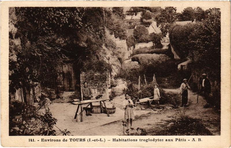 Carte postale ancienne Environs de Tours Habitations troglodytes aux Patis France à Tours