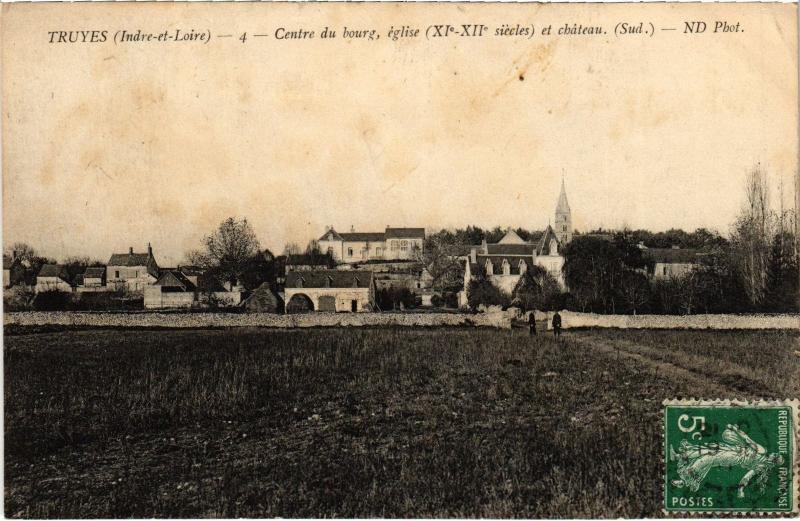 Carte postale ancienne Truyes Centre du bourg, eglise France à Truyes
