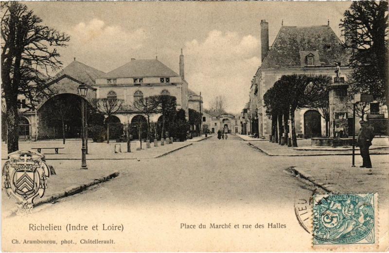 Carte postale ancienne Richelieu Place du Marche et rue des Halles France à Richelieu