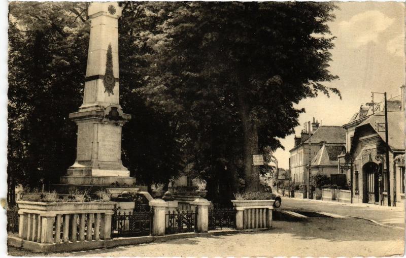 Carte postale ancienne Neuvy le Roi Monument aux Morts et l'Avenue France à Neuvy-le-Roi