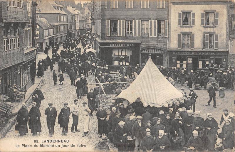 Carte postale ancienne Landerneau - La Place Du Marche Un Jour De Foire à Landerneau