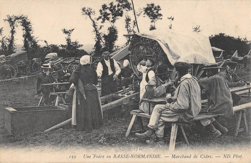 Carte postale ancienne Une Foire En Basse Normandie - Marchand De Cidre