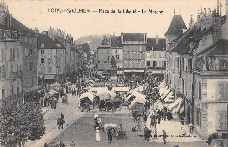 Carte postale ancienne Lons Le Saulnier - Place De La Liberte - Le Marche