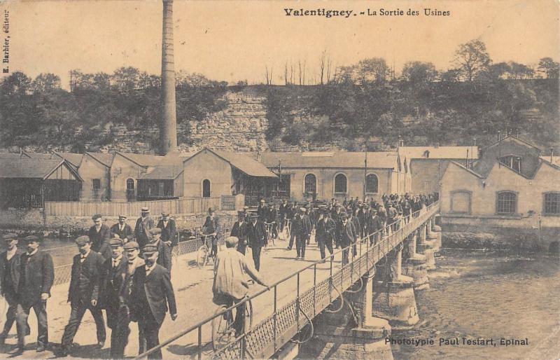 Carte postale ancienne Valentigney - La Sortie Des Usines à Valentigney
