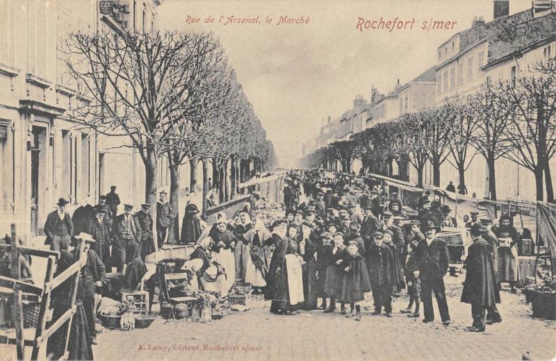 Carte postale ancienne Rochefort Sur Mer - Rue De L'Arsenal - Le Marche à Rochefort