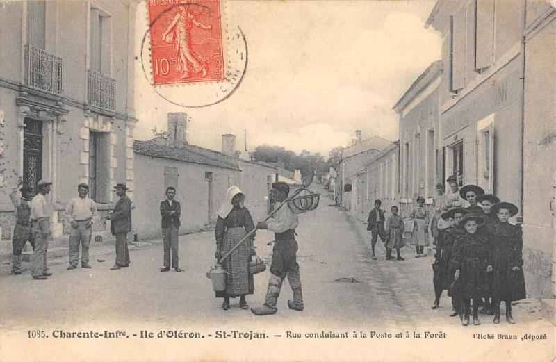 Carte postale ancienne Ile D'Oleron - Saint Trojan - Rue Conduisant A La Poste Et A La Foret