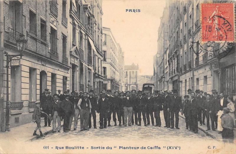 Carte postale ancienne Rue Boulitte - Sortie du Planteur De Caiffa à Paris 14e