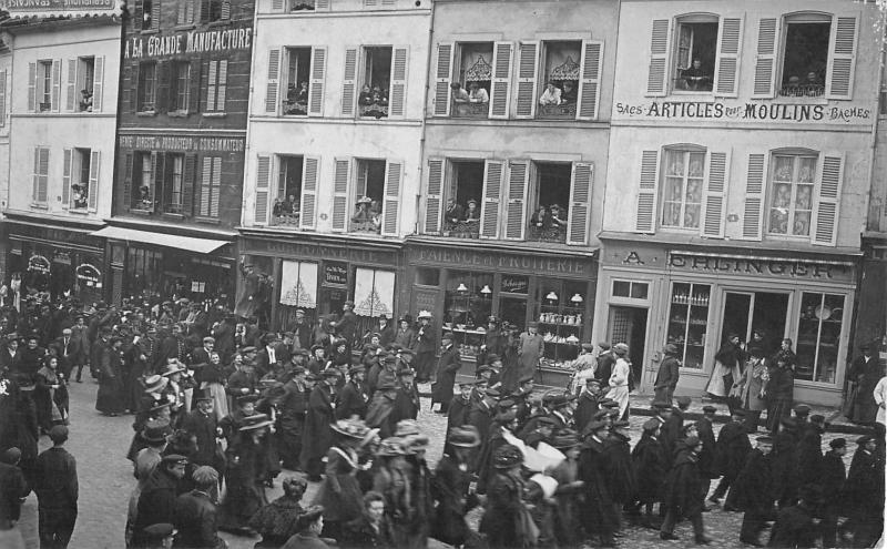 Carte postale ancienne Meaux - Carte Photo Avec Grosse Animation Dans Le Centre Ville à Meaux