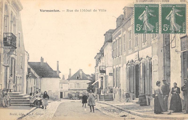 Carte postale ancienne Vermonton - Rue De L'Hotel De Ville