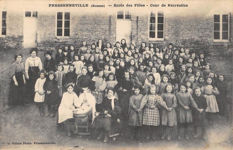 Carte postale ancienne Fressenneville - Ecole Des Filles - Cour De Recreation à Fressenneville