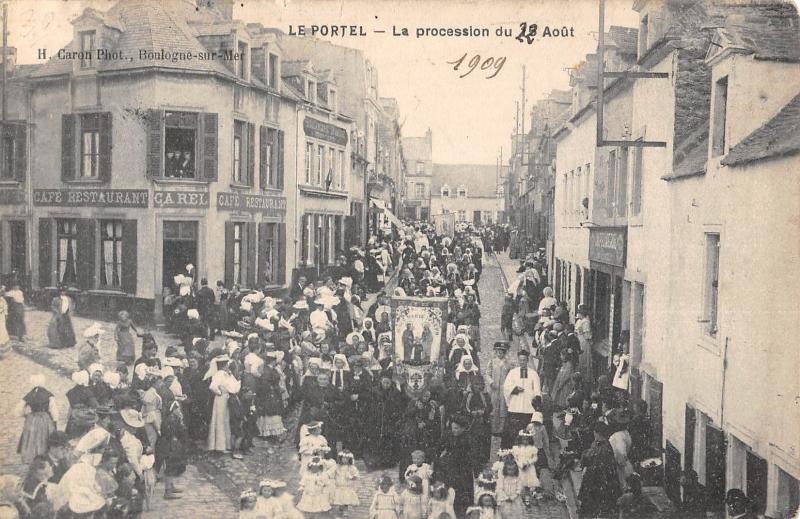 Carte postale ancienne Le Portel - La Procession De 1909 au Portel