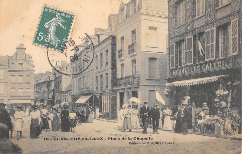 Carte postale ancienne Saint Valery En Caux - Place De La Chapelle à Saint-Valery-en-Caux