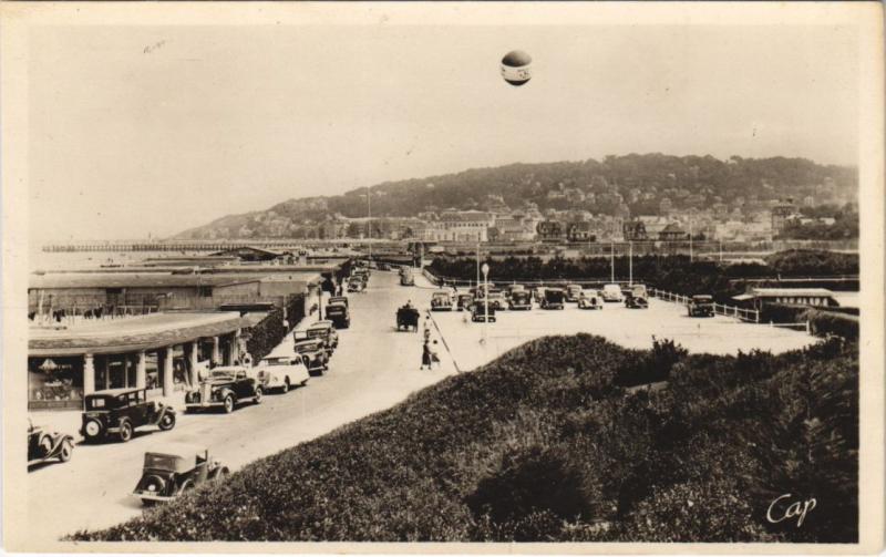 Carte postale ancienne Deauville vue generale vers le Port à Deauville