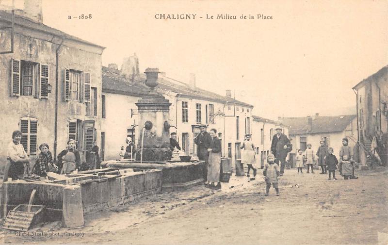 Carte postale ancienne Chaligny - Le Milieu De La Place - cpa rare à Chaligny