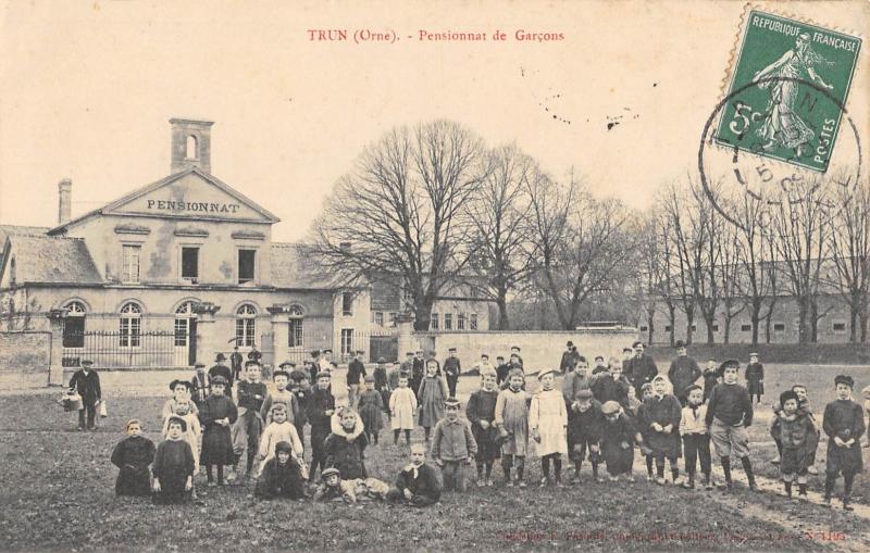 Carte postale ancienne Trun - Pensionnat De Garcons à Trun