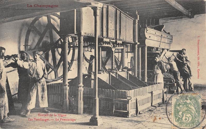 Carte postale ancienne La Champagne - Travail De La Vigne - Les Vendanges - Le Pressurage