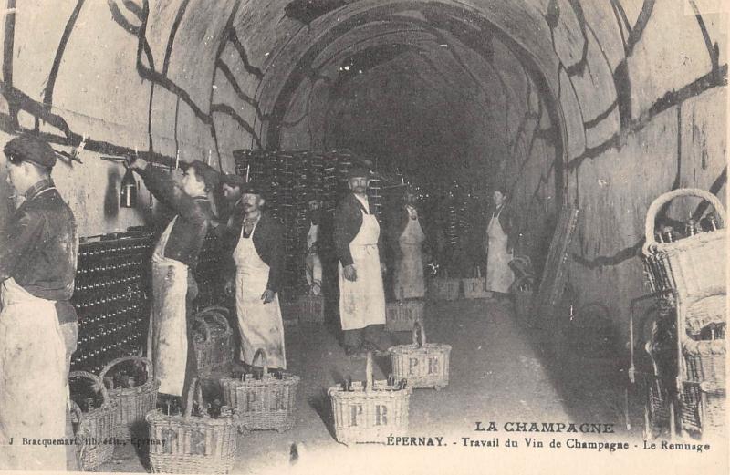 Carte postale ancienne Epernay - Travail Du Vin De Champagne - Le Remuage à Épernay
