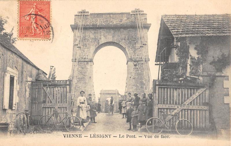 Carte postale ancienne Lesigny - Le Pont - Vue De Face à Lésigny
