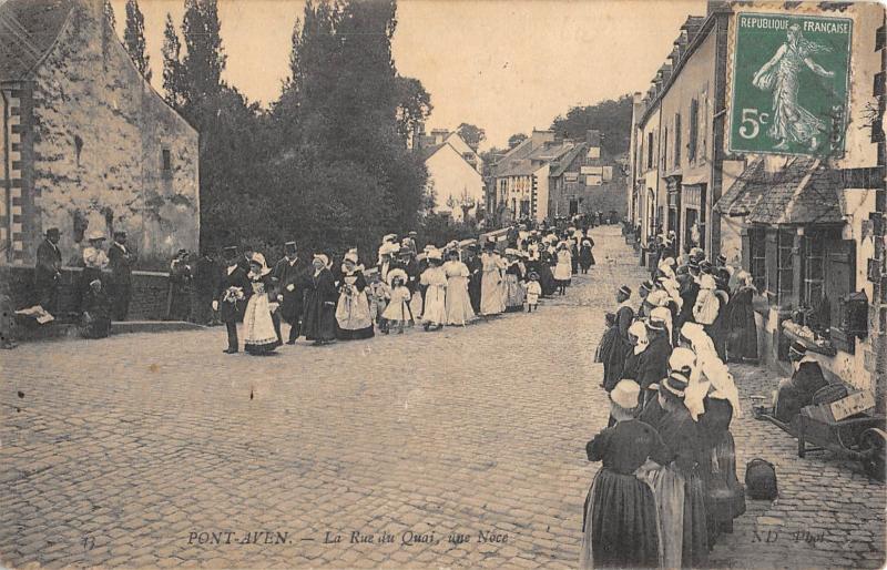 Carte postale ancienne Pont Aven - La Rue Du Quai - Une Noce à Pont-Aven