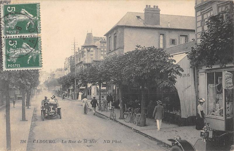 Carte postale ancienne Cabourg - La Rue De La Mer à Cabourg