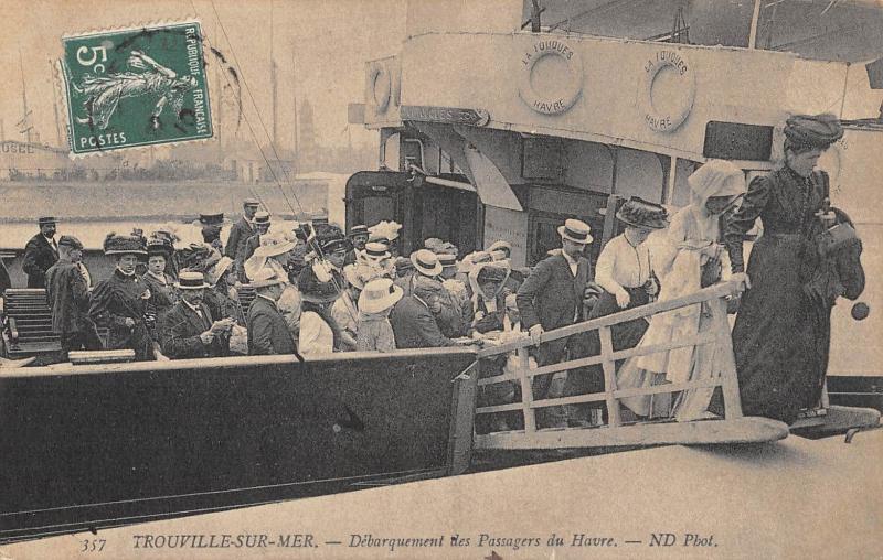 Carte postale ancienne Trouville Sur Mer - Debarquement Des Passagers Du Havre à Trouville-sur-Mer