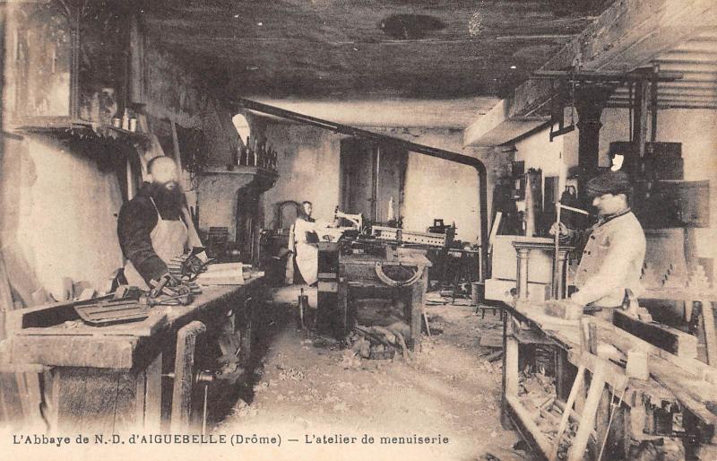 Carte postale ancienne L'abbaye de Notre Dame D'Aiguebelle - L'Atelier De Menuiserie