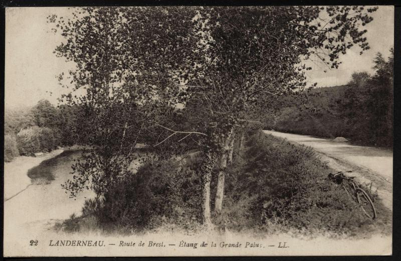 Carte postale ancienne Landerneau - Route de Brest - Etang de la Grande Palus à La Forest-Landerneau
