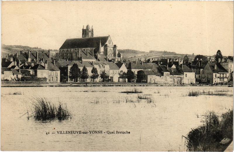 Carte postale ancienne Villeneuve s Yonne Quai Bretoche France