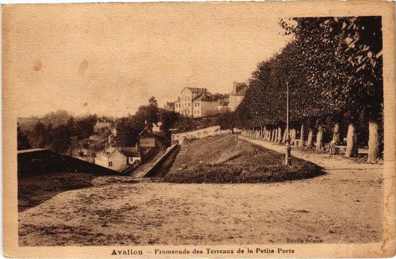 Carte postale ancienne Avallon Promenade des Terreaux France à Avallon