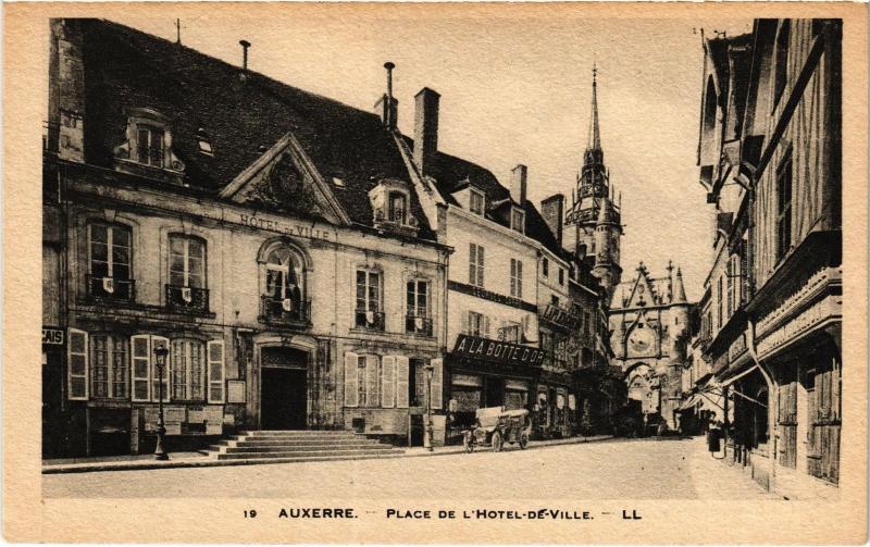 Carte postale ancienne Auxerre Place de l'Hotel de Ville France à Auxerre