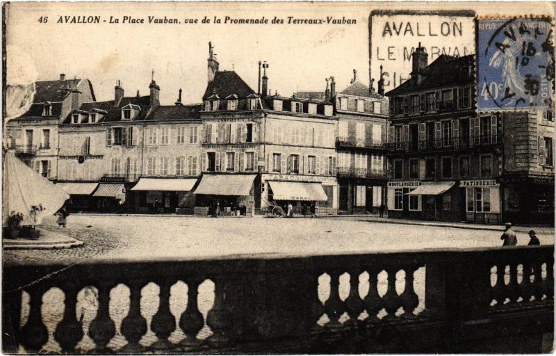 Carte postale ancienne Avallon La Place Vauban,vue de la Promenade France à Avallon