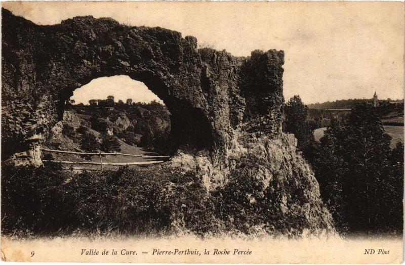 Carte postale ancienne Vallee de la Cure,Pierre-Perthuis,la Roche Percee France à Pierre-Perthuis