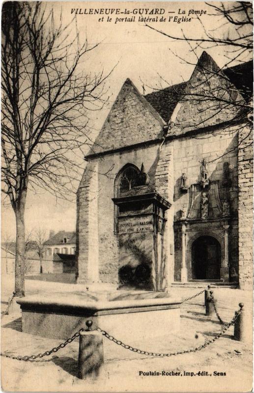 Carte postale ancienne Villeneuve-la-Guyard La pompe et le portail de l'Eglise France à Villeneuve-la-Guyard