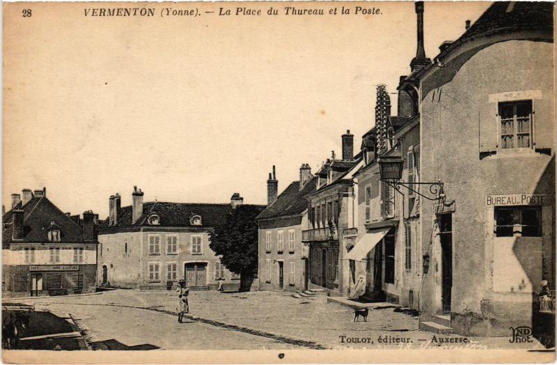 Carte postale ancienne Vermenton La Place du Thureau et la Poste France à Vermenton
