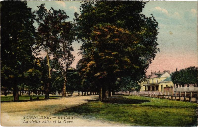 Carte postale ancienne Tonnerre La Vieille Allee et la Gare France à Tonnerre