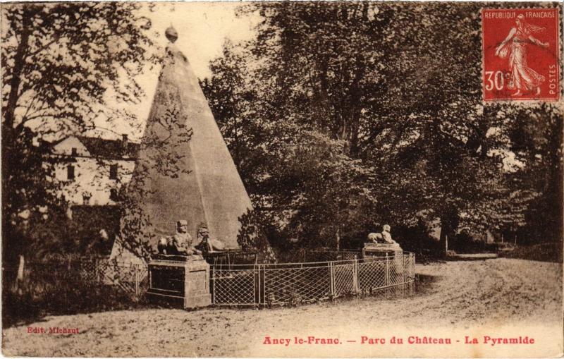 Carte postale ancienne Ancy-le-Franc Parc du Chateau-La Pyramide France à Ancy-le-Franc