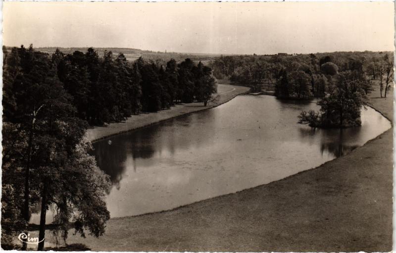 Carte postale ancienne Saint-Fargeau La Piece d'eau du Chateau et les Iles France à Saint-Fargeau